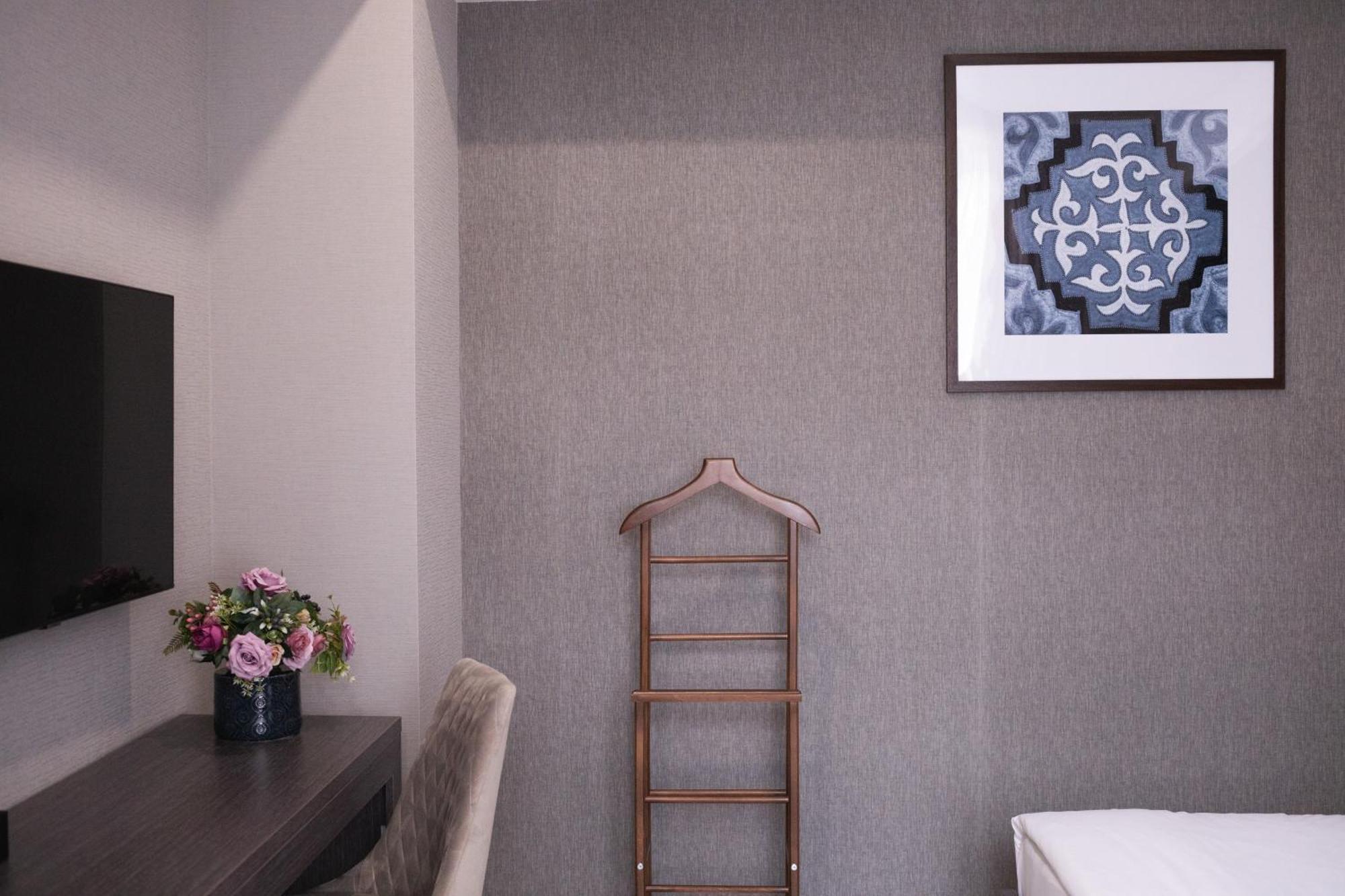 Resident Hotel Kazybek Bi Alma-Ata Buitenkant foto